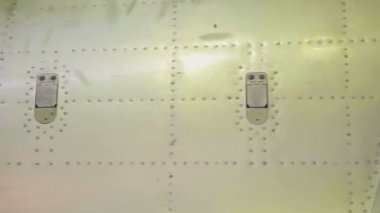 Gövde yapısı ile uçağın dikişleri perçinli ve koruyucu emaye closeup ile kaplı.