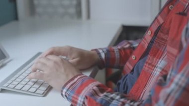 Bir tablet PC'de metin veya mesaj yazmak adam yakın çekim görüntüdür