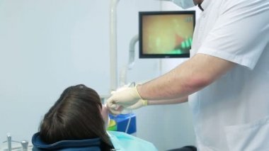 Erkek diş hekimi intraoral bir kamera ile hasta Oral Kavite incelenmesi.