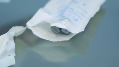 Bir dişçi beyaz eldiven, el al sterilize diş el probu, closeup ambalaj dışında.