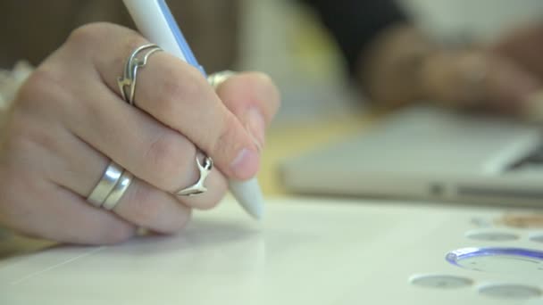 Het is close-up beeld van vrouw hand tekenen met behulp van grafische tablet. — Stockvideo