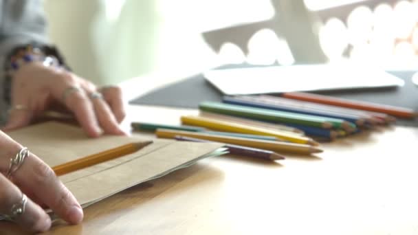 C'est image en gros plan de l'artiste féminine dessin image assis dans le café 