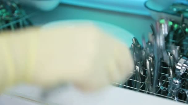 З камери з ультрафіолетовим світлом для стерилізації зубних інструментів беруть . — стокове відео