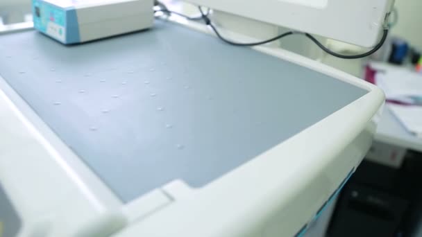 Unidad odontológica médico con pantalla táctil y módulos micromotor, primer plano . — Vídeo de stock