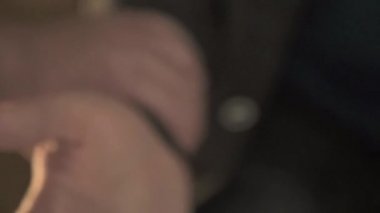 Elleri, kalpazan yakalamak polis görünümünü kapat.