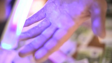 Vurgulanan kalpazan el görünümü kapatın.