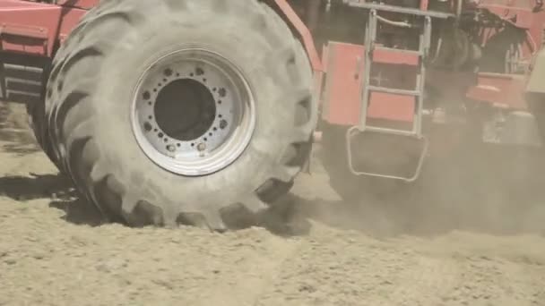 Ciągnik z hitched siewnikiem, jeździ na pole zbliżenie. — Wideo stockowe