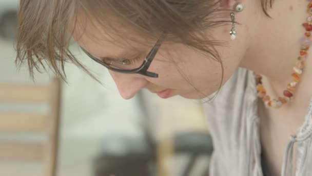 É imagem de close-up de artista feminina concentrada que trabalha . — Vídeo de Stock