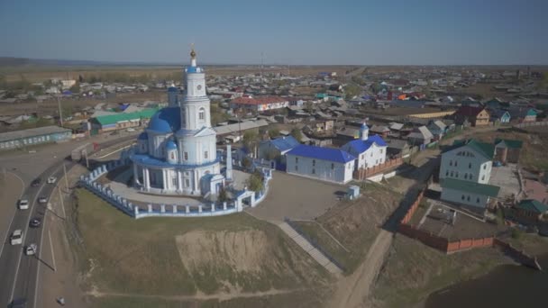 Panoráma út a falu közepén álló templommal. — Stock videók