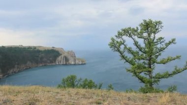 Göl sahil şeridi, güzel manzara olduğunu.