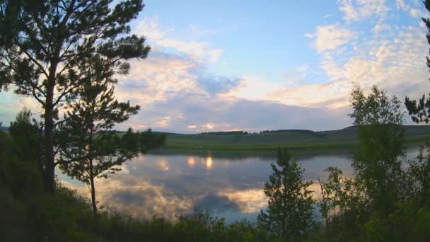 Tijd verliezen foto van rivier kustlijn op zonsondergang. — Stockvideo