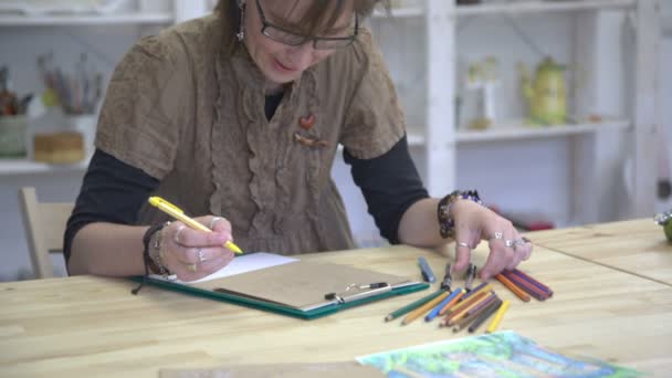 Artista feminina está desenhando imagem ou esboço em papel marrom . — Vídeo de Stock