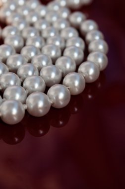 İnci parlak bir yüzey üzerinde