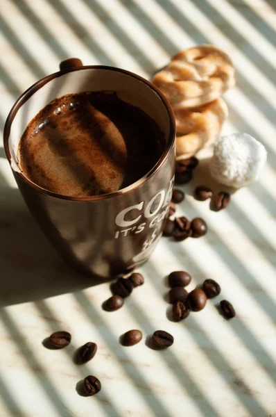 Tazza di caffè con chicchi di caffè — Foto Stock