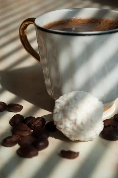 Tazza di caffè con chicchi di caffè — Foto Stock