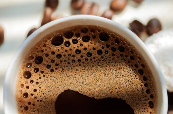 Tazza di caffè con chicchi di caffè — Foto Stock