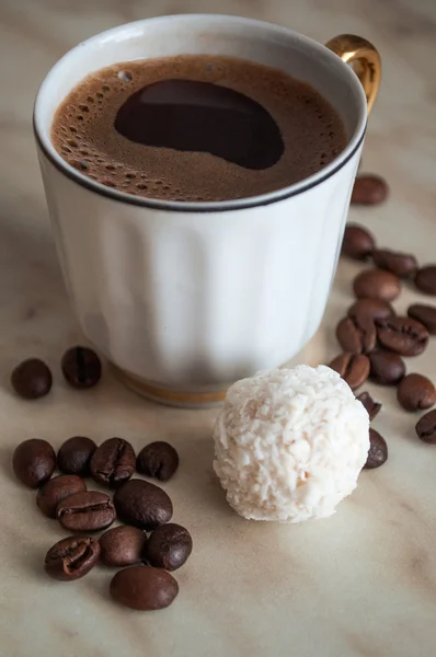 Tazza di caffè con chicchi di caffè — Foto Stock