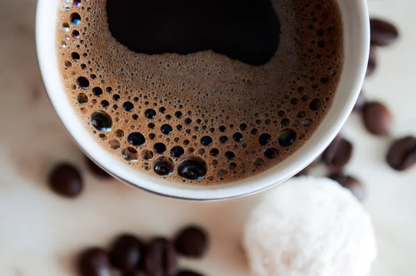 Tazza di caffè con chicchi di caffè — Foto Stock