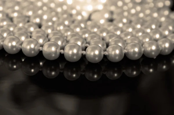 Perle auf glänzender Oberfläche — Stockfoto