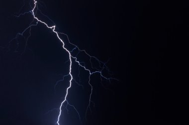 Gece gökyüzünde şimşek