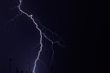 Gece gökyüzünde şimşek