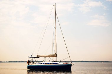Suyun üzerinde, bulutlu mavi gökyüzüne karşı yat.