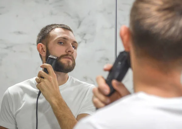 Joven Afeita Barba Cerca Del Espejo — Foto de Stock