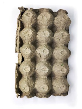 Temiz beyaz arka planda geri dönüşümlü malzemelerden yapılmış desenli boş bir karton yumurta kutusu..