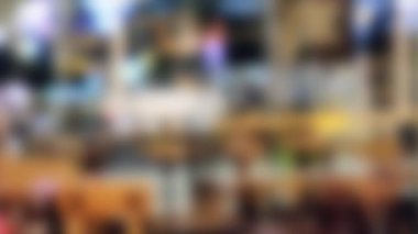 Çok bulanık, odak dışı bir görüntü, soyut bir açık hava aktivitesi algısı yakalıyor, belki trafik ve bina ışıkları. Geçmişler, geçişler ve kavramsal görüntüler için uygun.