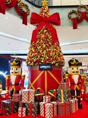 Jakarta, Endonezya - 8 Kasım 2025: Cakarta, Endonezya 'daki Lippomall Puri' de Noel temalı hediyeler ve heykellerle birlikte muhteşem bir Noel ağacı süslemesi