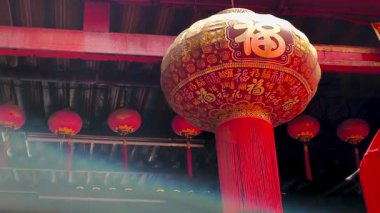 Şenlikli Çin Yeni Yıl geleneği: Büyük kırmızı ipek fenerler ve altın renkli 
