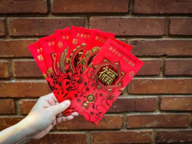 Geleneksel Ay Yeni Yıl kırmızı zarfları ya da kırsal bir kırmızı tuğla duvara dayanmış Hongbao hayranıyım. Gong Xi Fa Cai Çince karakter (Servetinizi artırmanızı dilerim).