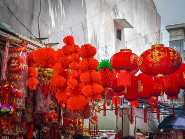 Pancoran Caddesi, Glodok, Endonezya 'daki sokak satıcılarının tezgahlarını Çin Yeni Yıl fenerleri ve şenlik süslemeleri doldurdu..