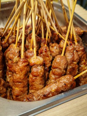 Izgara soslu ızgara domuz pastırması. Çin Yeni Yılı için bir sokak yemeği şaheseri. Yemek menüsü görüntüsü.