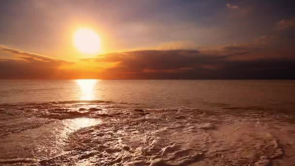 Gyönyörű naplemente a strandon — Stock videók