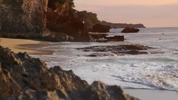 Atardecer tropical en la playa — Vídeo de stock