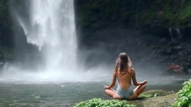 şelale önünde meditasyon kız