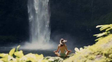 şelale önünde meditasyon kız