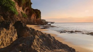 Plajda tropik gün batımı