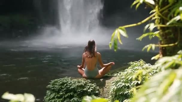 Dívka, meditoval před vodopád — Stock video