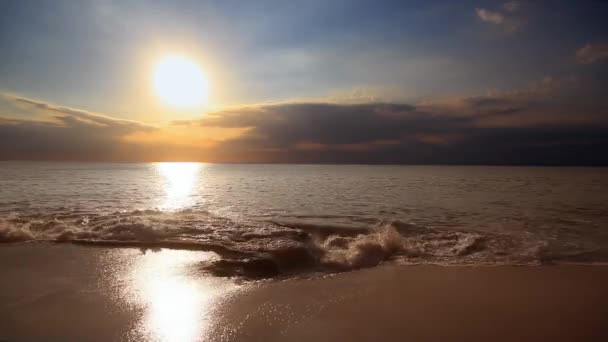 Hermoso atardecer en la playa — Vídeos de Stock