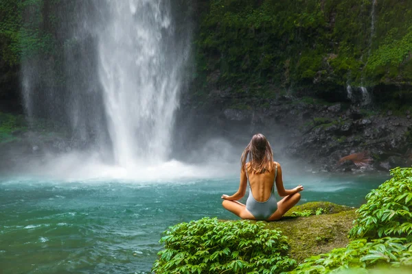 şelale önünde meditasyon kız