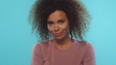 Afrikalı kadınların çekici görünüşleri var, moda dergileri için poz veriyorlar.