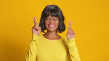 Mutlu kadın dilek diliyor ve şans diliyor sarı arka planda.