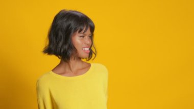 Koyu tenli hoşnutsuz bir kadın nefretle ve tatminsizlikle bakıyor.