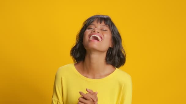 Joven mujer no puede dejar de reír se cierra las manos y se ríe positivamente — Vídeos de Stock