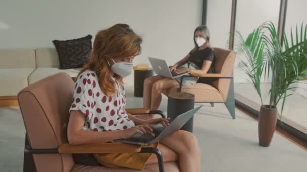 Due donne che prendono precauzioni misure di sicurezza indossando una maschera protettiva — Video Stock