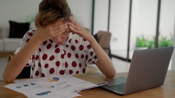 Mulher deprimida sentindo-se preocupada com dados incorretos inseridos fazendo papelada — Vídeo de Stock