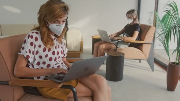 Dwie kobiety stosujące środki ostrożności przez noszenie ochronnej maski na twarz — Wideo stockowe