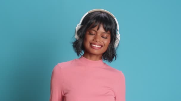 Χαρούμενη γυναίκα κινείται με ρυθμό της μουσικής ακούει το αγαπημένο τραγούδι που κάνει χορό — Αρχείο Βίντεο